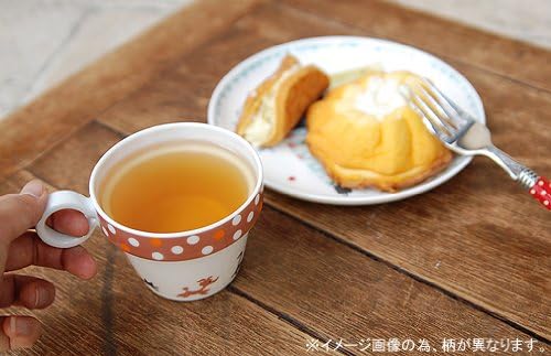 Shinzi Katoh sentindo chá C201 por dois, conjunto de chá e copo