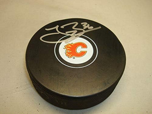 Troy Brouwer assinou Calgary Flames Hockey Puck autografado 1a - Pucks autografados da NHL