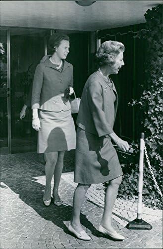 Foto vintage de Margrethe II com Mãe Ingrid da Suécia andando em uma pavimentação.- outubro de 1969